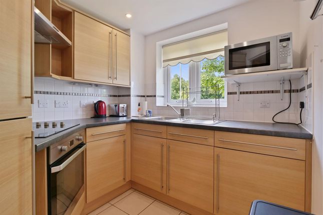 19 Eadhelm Court, Penlee Close, Edenbridge photo 2