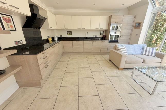 10, Wellwood Close, Poole photo 4