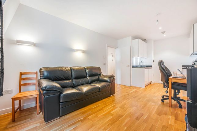 Flat for sale in Oak Grove, London