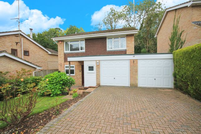 Hillary Close East Grinstead Rh19 4 Bedroom Detached House For