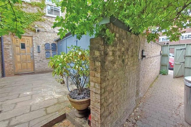 1-bed flat on Lavender Hill, BATTERSEA, £175,000