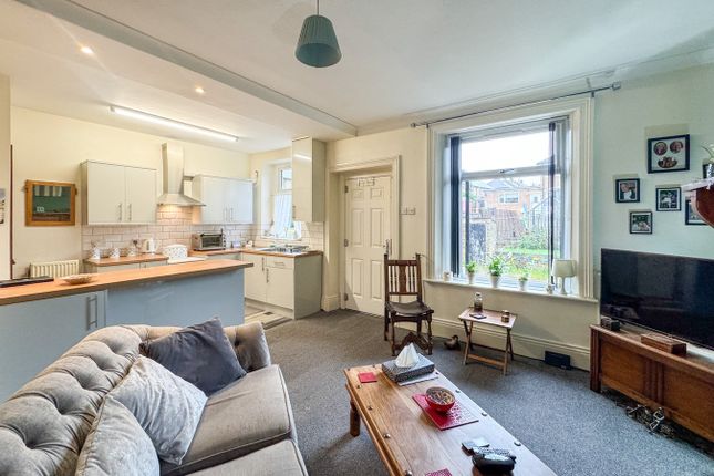 13, Victoria Place, Holmfirth photo 4