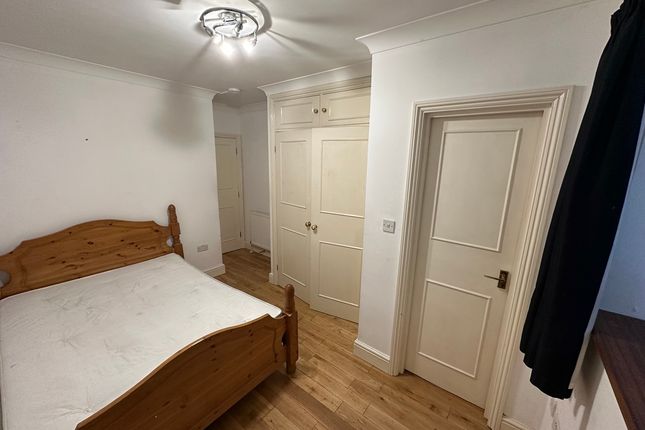 Room to rent in Bevenden Street, London
