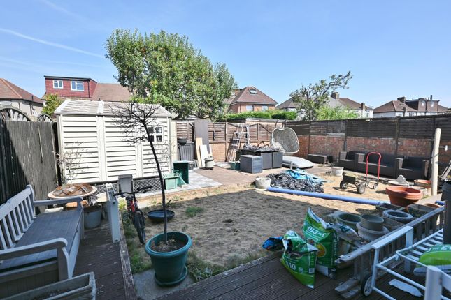 26, Conway Road, Hanworth photo 4