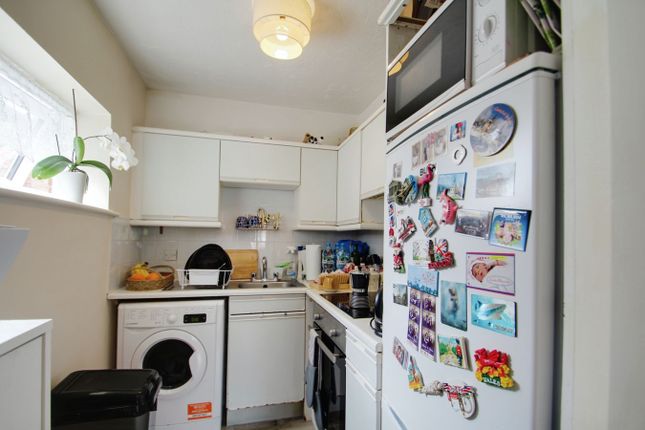 Knowles Close, Yiewsley, West Drayton photo 4