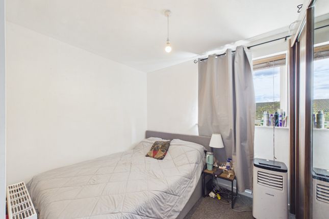 16, Magnolia Close, Sandhurst photo 4