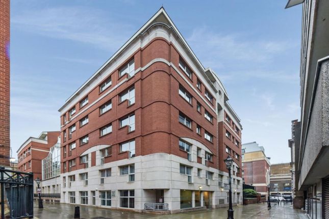 Thumbnail Flat to rent in Crown Court, London