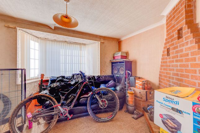 10 Ramsden Crescent, Worksop photo 2