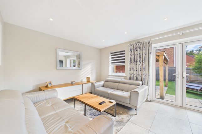 39, Appleton Way, Reading photo 3