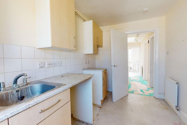 Flat C, 2 Wyndham Crescent, London photo 4