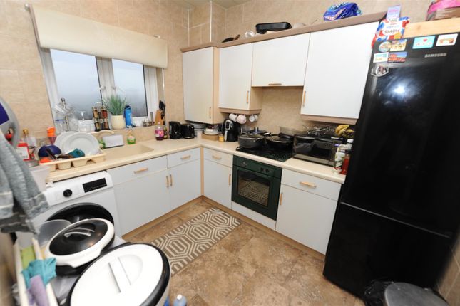 Flat L, 4, Chamberlain House, Ned Lane, Bradford photo 2