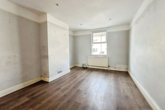 120, Clifton Street, Swindon photo 4