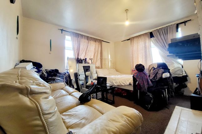 Flat 3, London photo 2