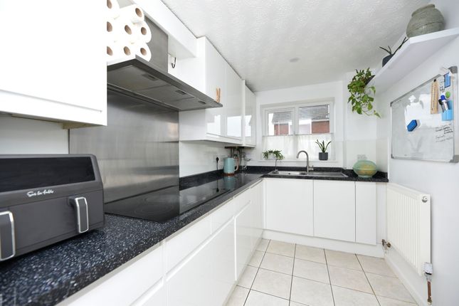 2 Lindeth Close, Huntingdon photo 4
