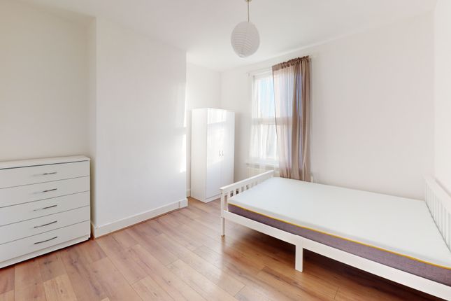 Room 3, 25 Saxon 25, Saxon R3, London photo 2