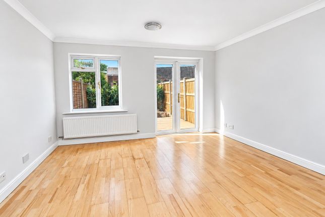 20, Laird Court, Bagshot photo 4