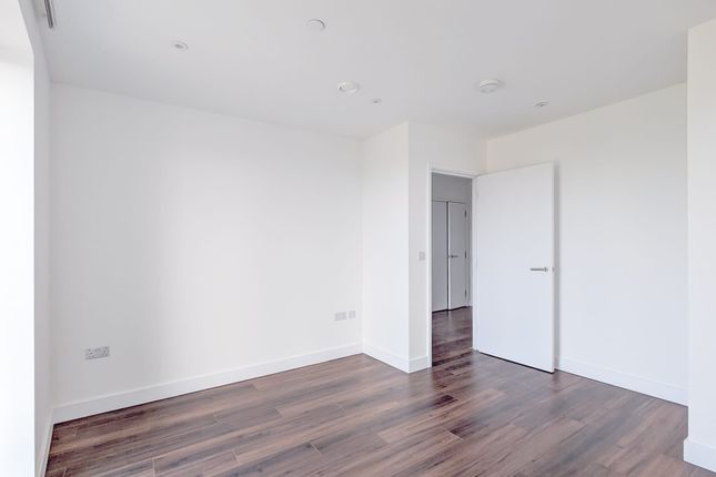 Flat to rent in Vicarage Road, Watford