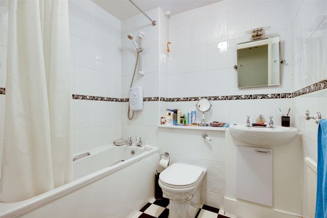 Flat for sale in Cavell Drive, The Ridgeway, Enfield