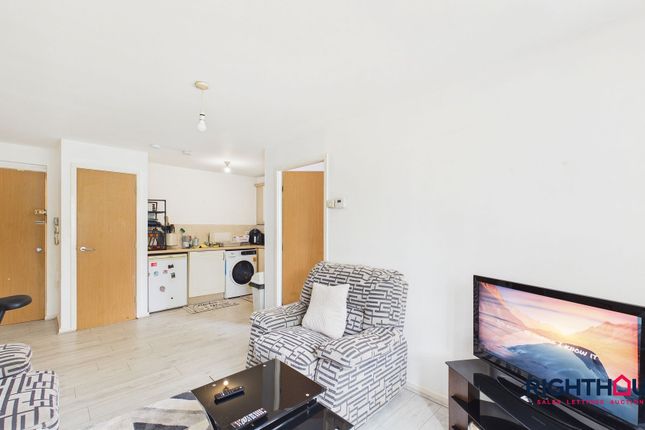Flat 2, 38 Chartwell Drive, Bradford photo 4