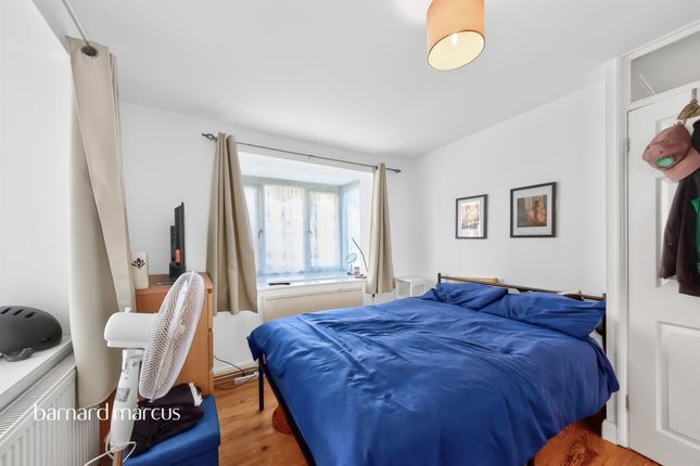 31, Silver Birch Close, London photo 4