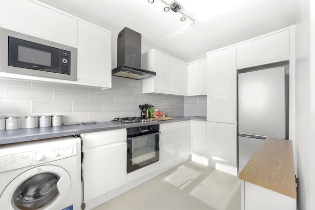 18, 80, Pineridge Court, Bells Hill, Barnet photo 4