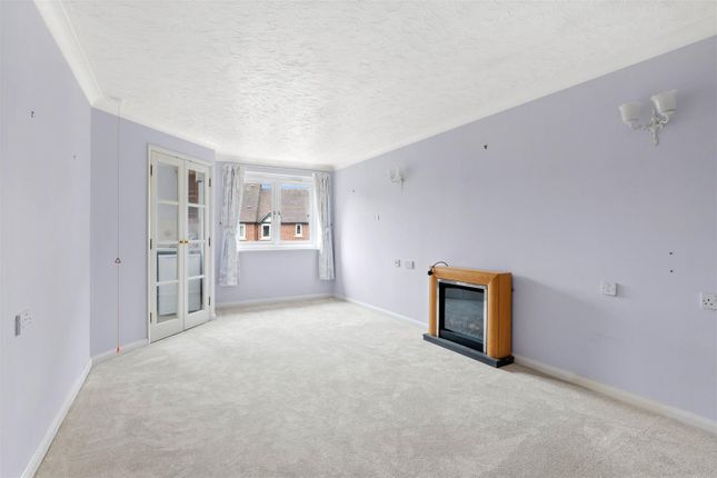 46, Swan Court, Stratford-Upon-Avon photo 2