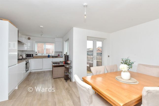 5, Lucas Close, Sheerness photo 3