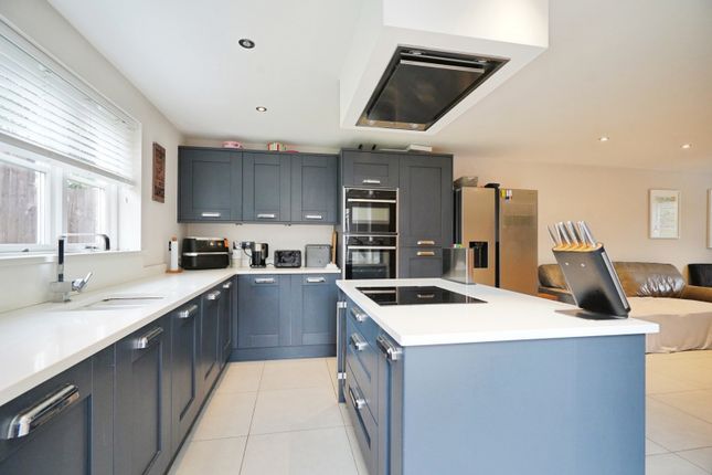 11, Iris Close, Swadlincote photo 2