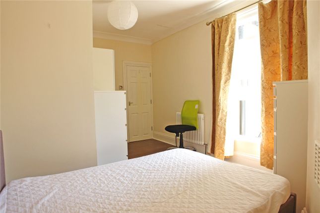 Flat to rent in Grove Hill Road, Camberwell, London