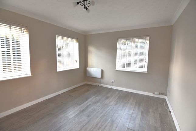 2, Clarendon Road, Wallington photo 2