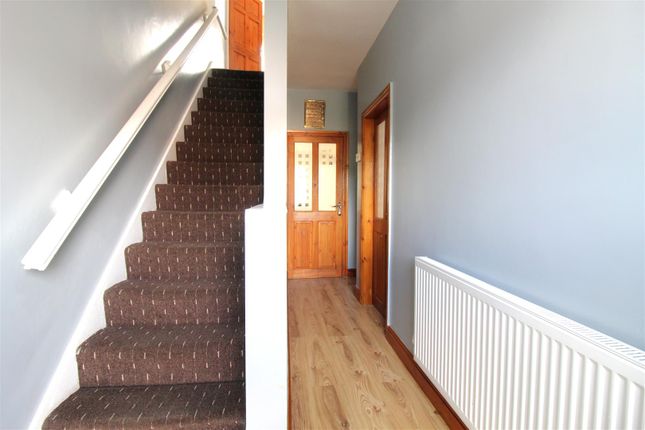 8, Leafield Close, Huddersfield photo 3