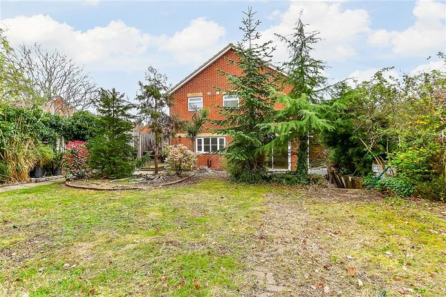 Thumbnail Detached house for sale in The Walk, Hornchurch