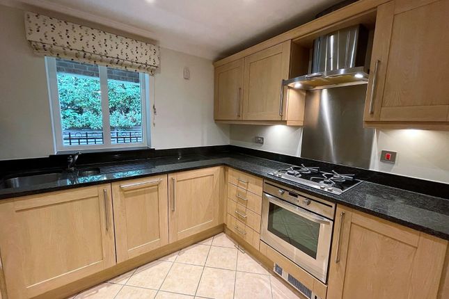 3, Yew Barton Court, Fleet photo 3