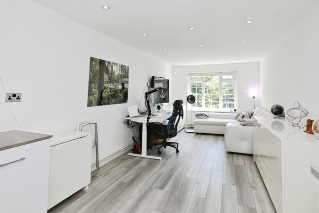 23, Abbotsbury Court, Horsham photo 4