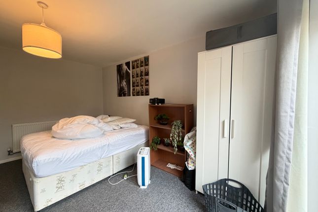 72, NOTTINGHAM photo 5