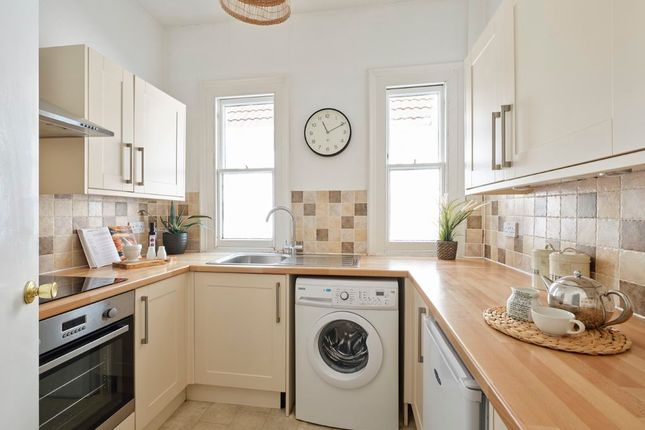 First Floor Flat, Flat 2, 10, Henleaze Gardens, Bristol photo 3