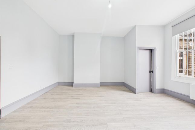 Flat 2, 304, Bethnal Green Road, London photo 4
