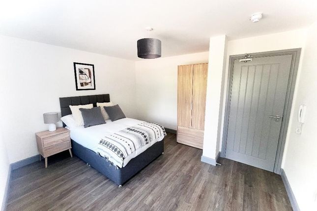 Room to rent in Leeds Road, Castleford