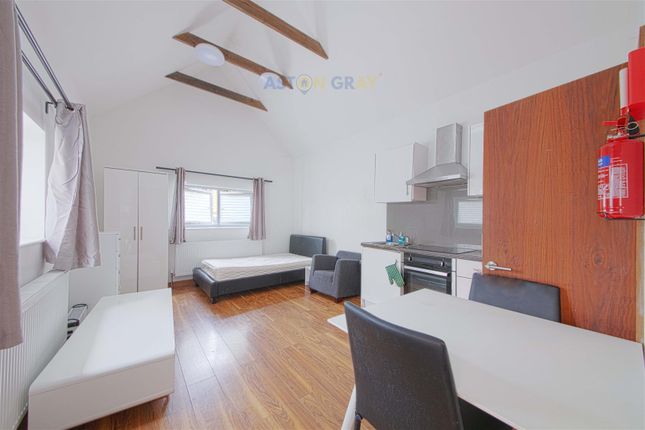 Flat 1, 4 High Street, Slough photo 2