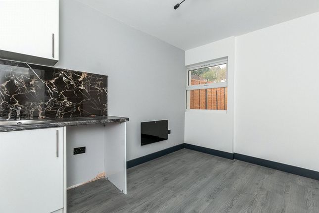 Room 4, Flat 1, 83a, Brighton Road, Surrey photo 5