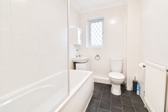 27, Aspen Park Drive, Hertfordshire photo 4