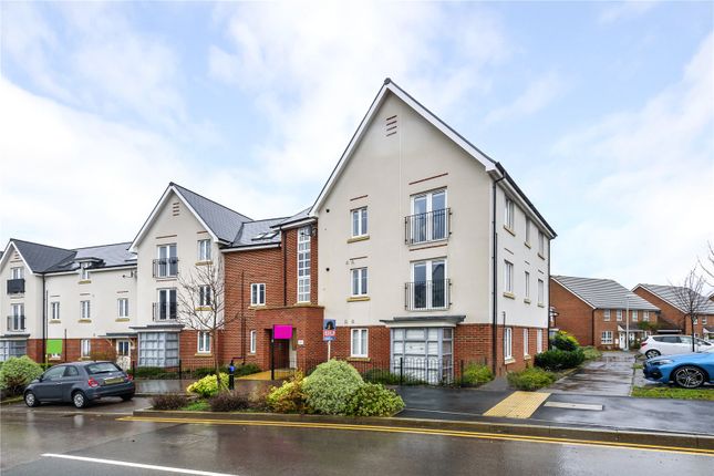 Thumbnail Flat for sale in Foxleyes Court, Wokingham, Berkshire