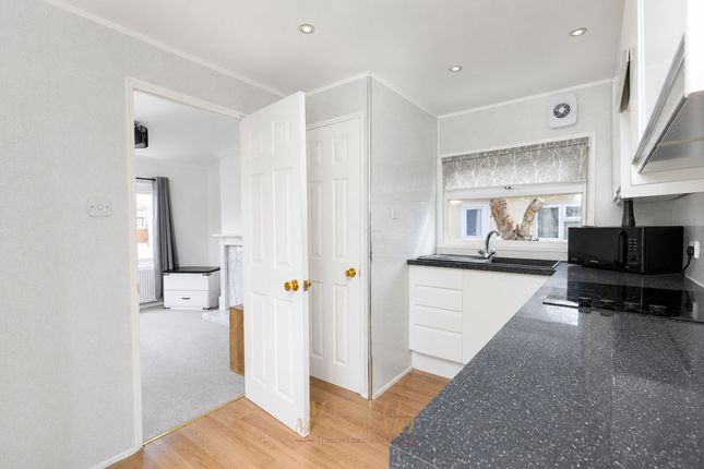 34 Bonehurst Road, Horley photo 2