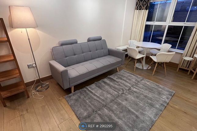 Flat, Sandringham Court Skerne Walk, Kingston Upon Thames photo 2