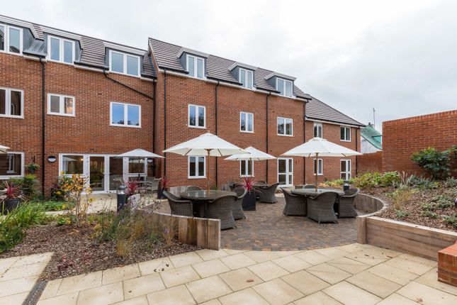 Thumbnail Flat for sale in Outwood Lane, Chipstead