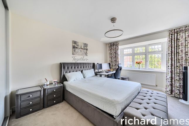 12, Berryfield, Swindon photo 4