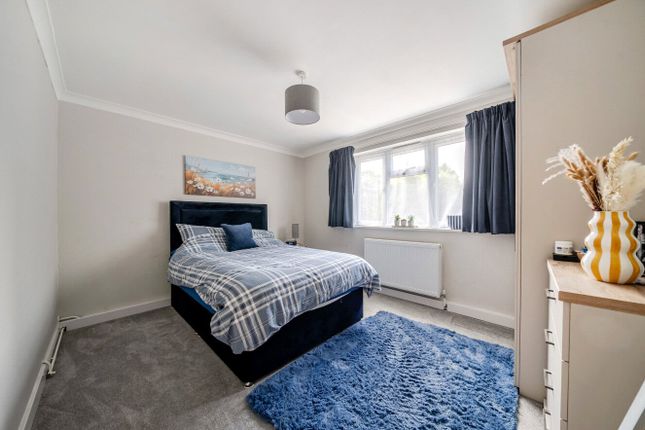8, Elgin Gardens, Surrey photo 4