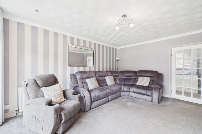 25 Myers Crescent, Uddingston photo 2