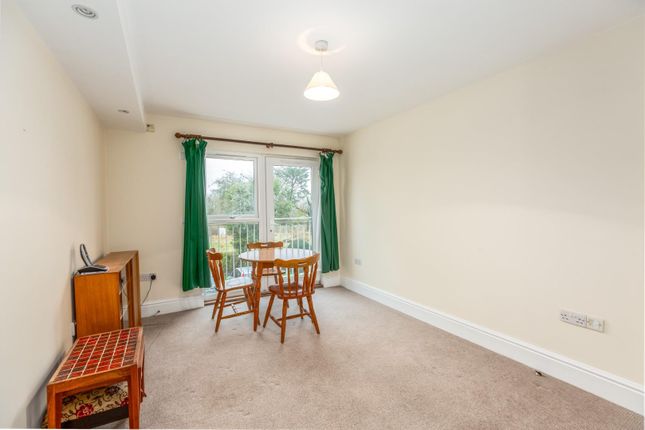 39, Willow Court, Swansea photo 2