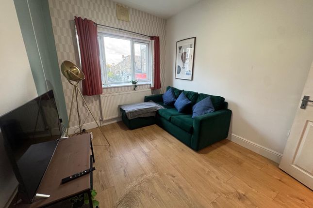 Flat 1, QC , Queens Crescent, London photo 2